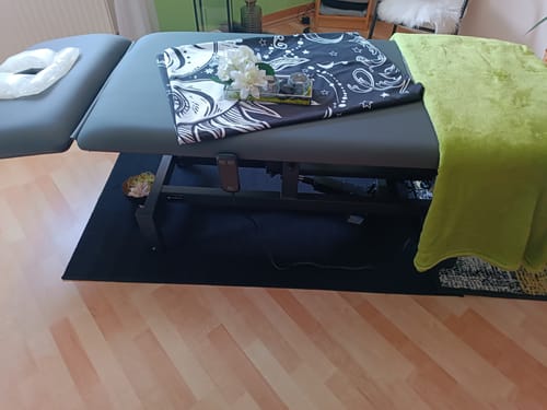 Sehr solide Liege