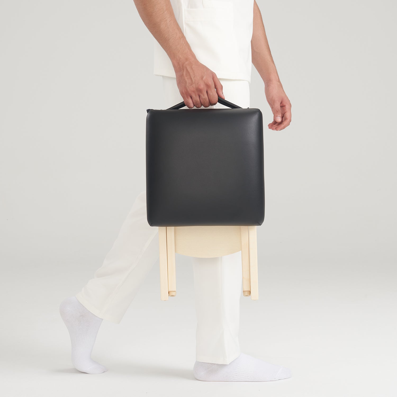 master-massage-mobiler-klapphocker-kosmetikhocker-32x32-cm-schwarz image 8