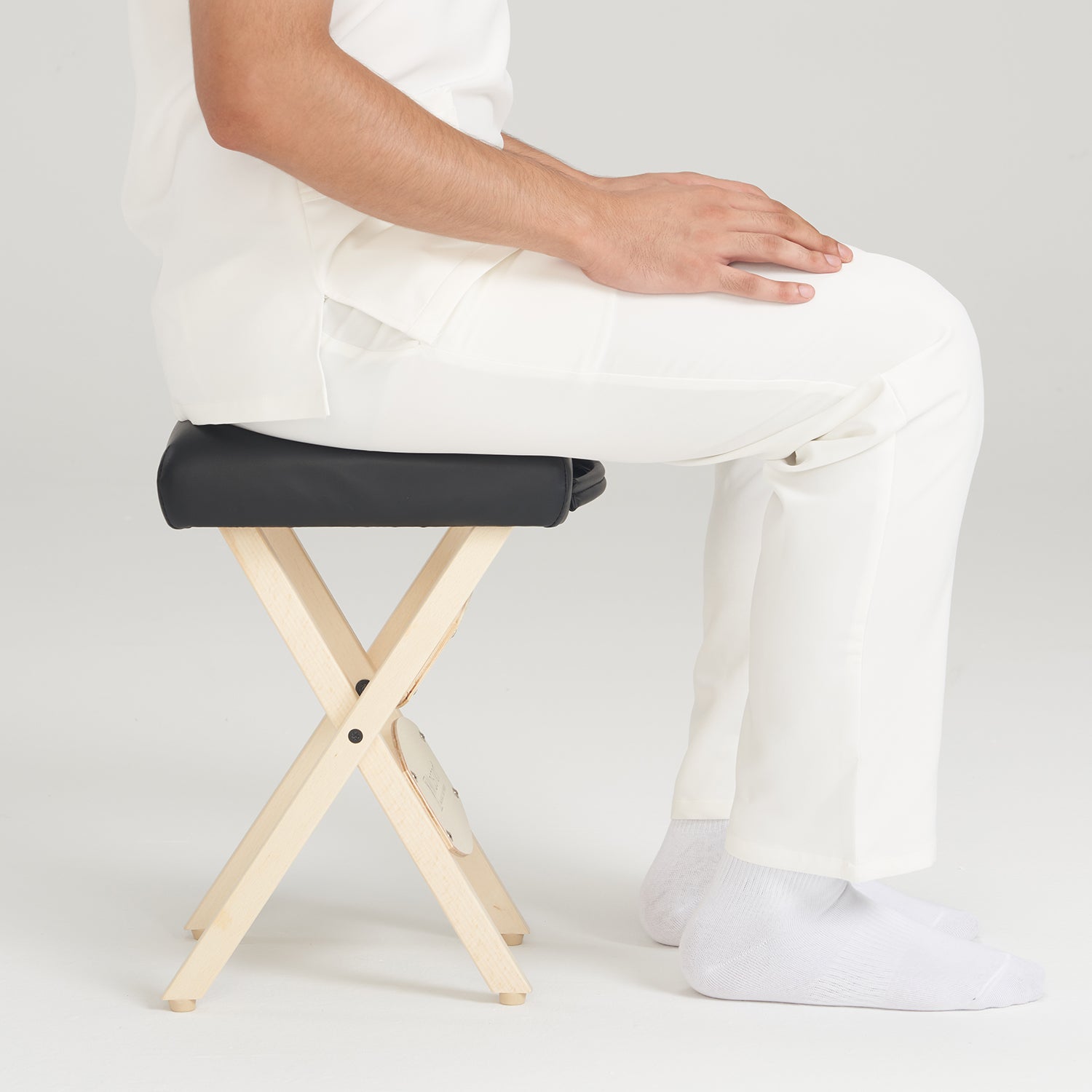 master-massage-mobiler-klapphocker-kosmetikhocker-32x32-cm-schwarz image 6
